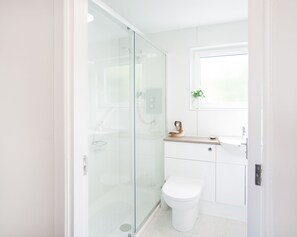 Combined shower/tub, deep soaking tub, hair dryer, towels - Juniper Hill, Loch Achilty (Strathpeffer)