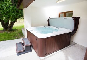 House, Multiple Beds | Private spa tub