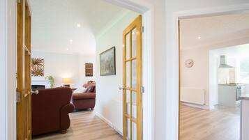 House, Multiple Beds | 5 bedrooms, iron/ironing board, free WiFi, bed sheets