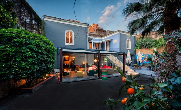 Front of property - The Yard Hostel (Catania)