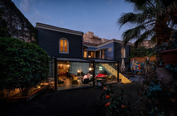 住宿正面 (夜晚)