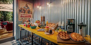 Free daily buffet breakfast - The Yard Hostel (Catania)