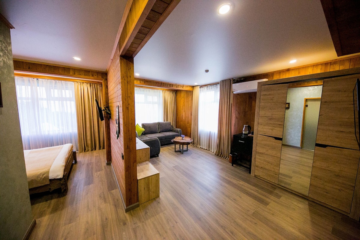 Deluxe Suite | 1 bedroom, Egyptian cotton sheets, premium bedding, down comforters