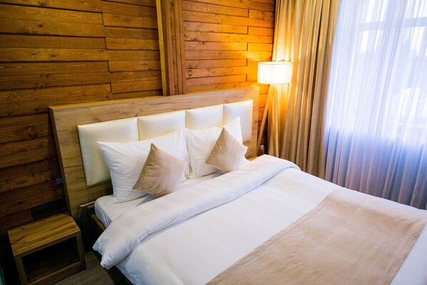 Deluxe Suite | Egyptian cotton sheets, premium bedding, down comforters, minibar