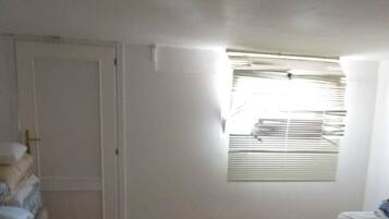 Iron/ironing board, bed sheets