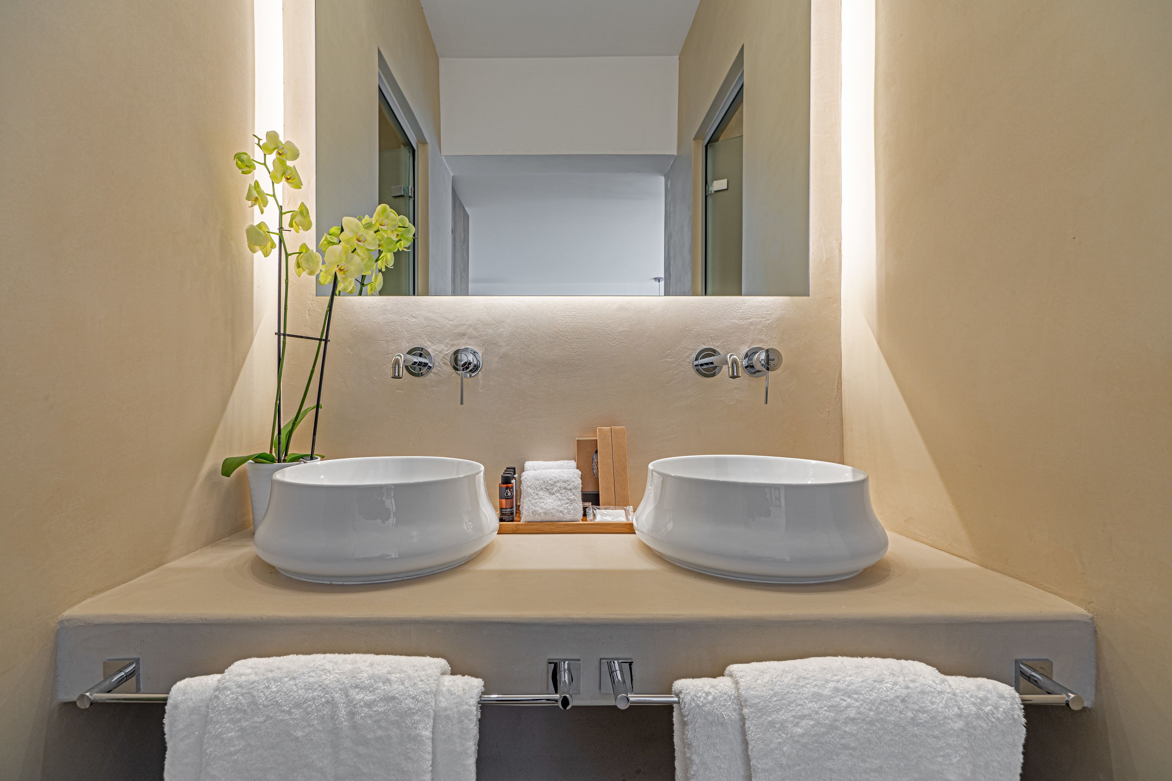 shower, rainfall showerhead, free toiletries, hair dryer