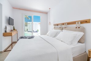 Deluxe Suite, Pool View | Egyptian cotton sheets, premium bedding, down duvets, Tempur-Pedic beds - Omnia Mykonos Boutique Hotel & Suites (Mykonos)