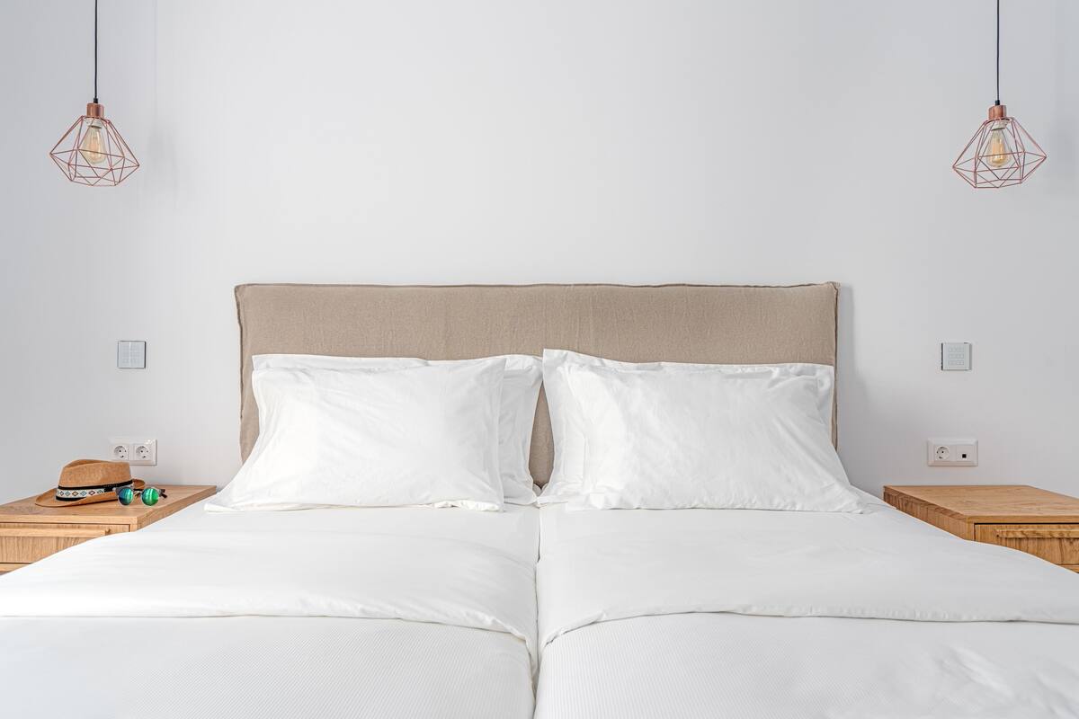 1 bedroom, Egyptian cotton sheets, premium bedding, down duvets
