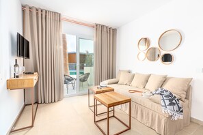 Deluxe Suite, Pool View | Living area