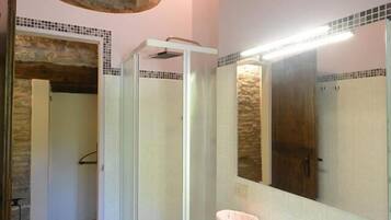 Duplex, 1 Bedroom (Rosa) | Bathroom | Hydromassage showerhead, bidet