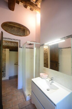 Duplex, 1 Bedroom (Rosa) | Bathroom | Hydromassage showerhead, bidet - Agriturismo Il Boschetto (Arcevia)