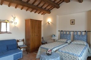 Estudio (Violetta) | Mobiliario individual, cortinas opacas, wifi gratis y ropa de cama