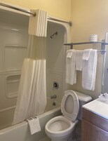 办公桌、遮光窗帘、熨斗/熨衣板、免费 WiFi