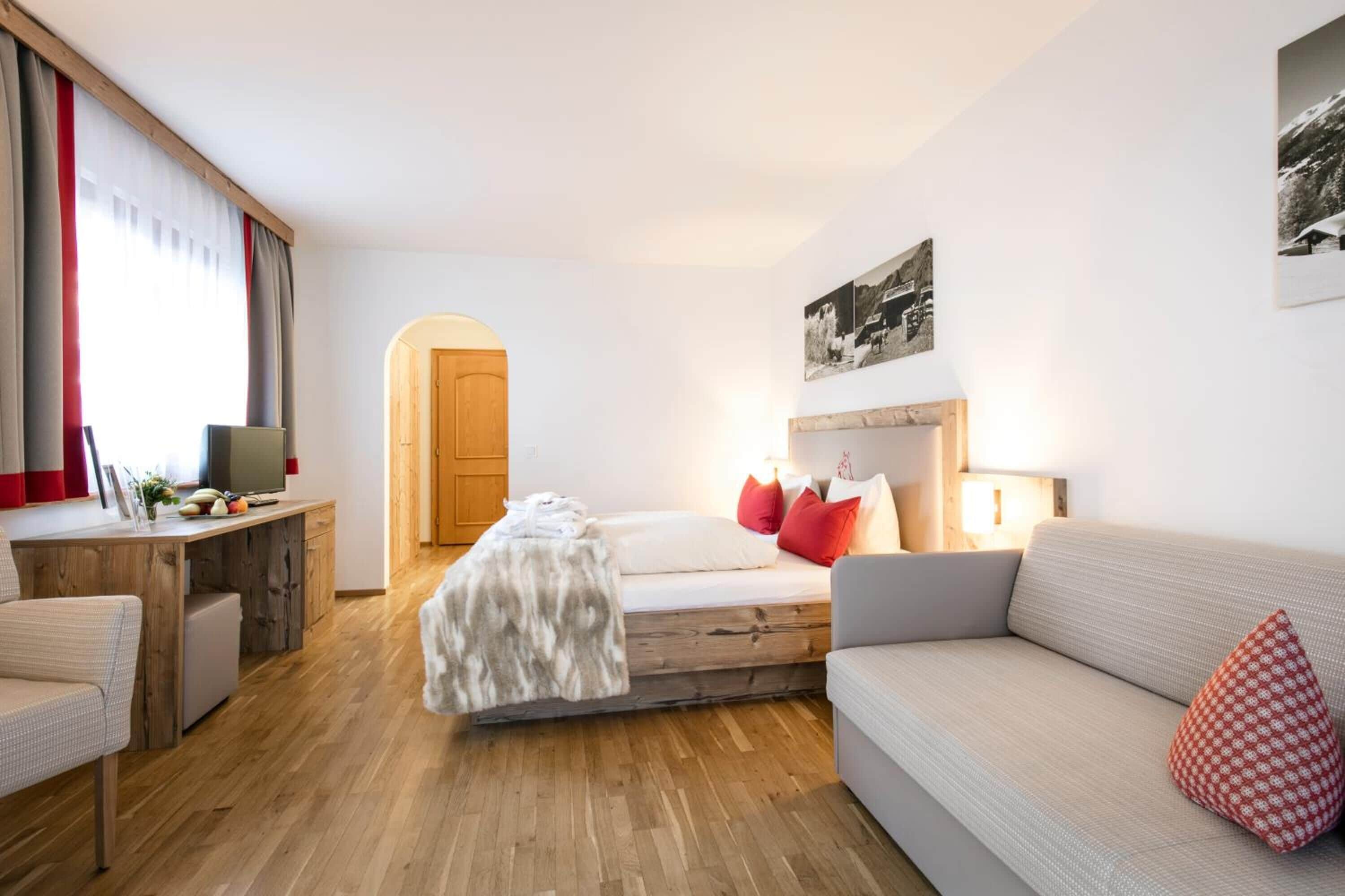 1 bedroom, in-room safe, blackout drapes, free cribs/infant beds