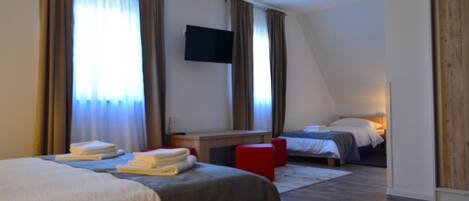 Deluxe Triple Room | Blackout drapes, free WiFi, bed sheets