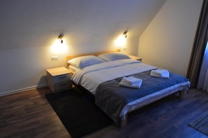 Blackout drapes, free WiFi, bed sheets