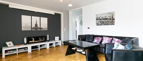 Televisor, reproductor de DVD, llibres i videoteca