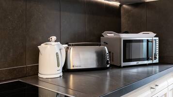 Kühlschrank, Mikrowelle, Herdplatte, Geschirrspüler