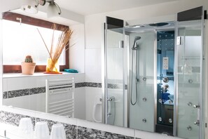 Ensemble douche/baignoire, sèche-cheveux, serviettes fournies, savon