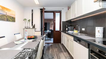 Kühlschrank, Mikrowelle, Herdplatte, Geschirrspüler