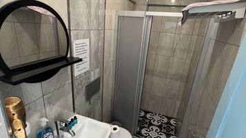 Standardzimmer, 1 Schlafzimmer | Badezimmer | Dusche, Haartrockner, Handtücher