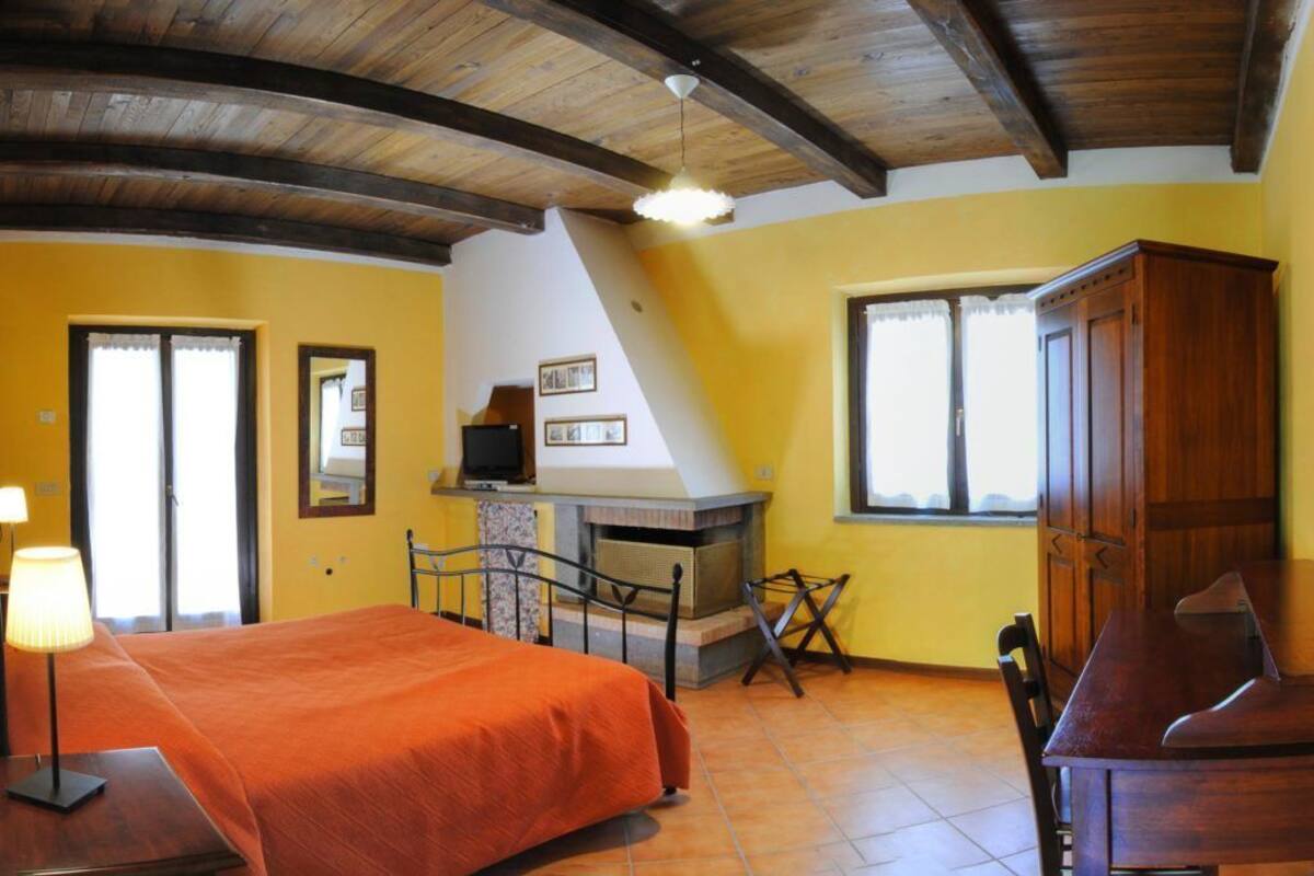 Desk, free cots/infant beds, free WiFi, bed sheets