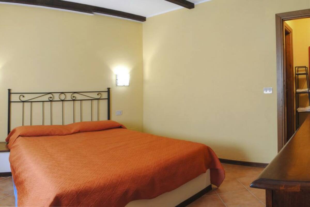 Desk, free cots/infant beds, free WiFi, bed sheets