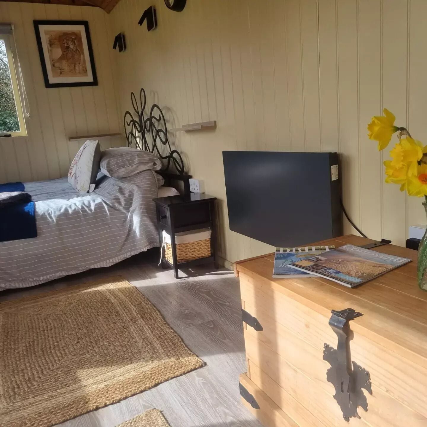 1 bedroom, bed sheets