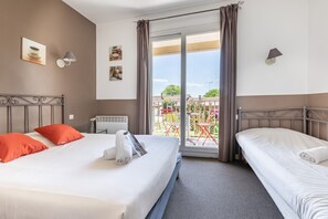 A hotel room with two beds, a balcony with red chairs, and a view of the outside. - Hotel les vieux Acacias (Queyrac)