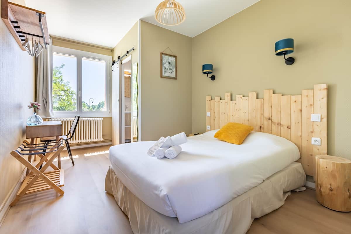Double Room | Individually decorated, individually furnished, blackout drapes