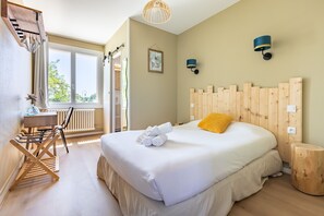 Double Room | Individually decorated, individually furnished, blackout curtains - Hotel les vieux Acacias (Queyrac)