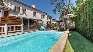 Seasonal outdoor pool, open 4:00 PM to 9:00 PM, pool umbrellas - Hotel les vieux Acacias (Queyrac)