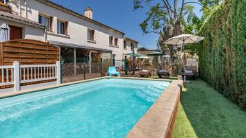 Piscine extérieure (ouverte en saison), parasols de plage