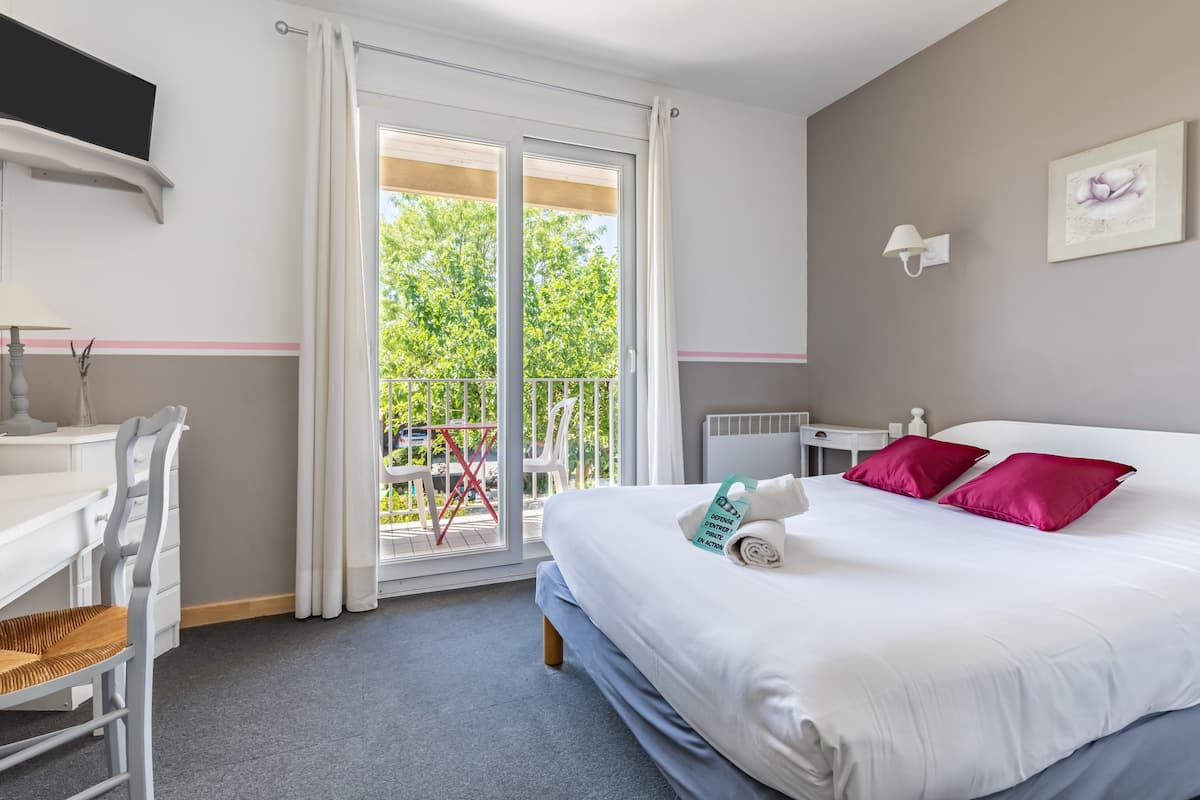 Superior Double Room | Individually decorated, individually furnished, blackout drapes