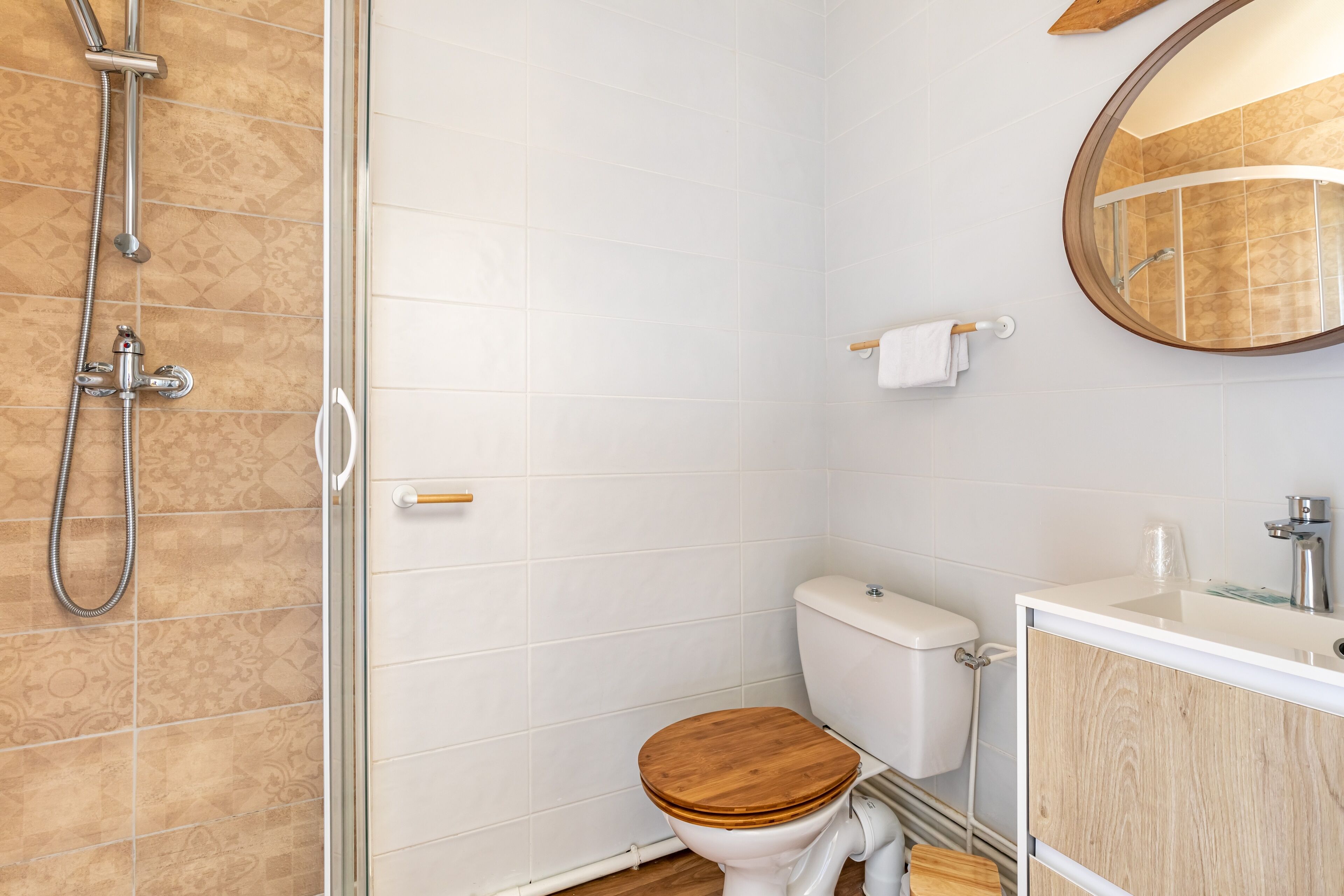 Une salle de bain avec des toilettes, une douche et un lavabo.