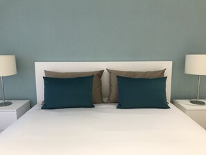 In-room safe, desk, laptop workspace, blackout drapes - Lisbon10 (Lisbon)