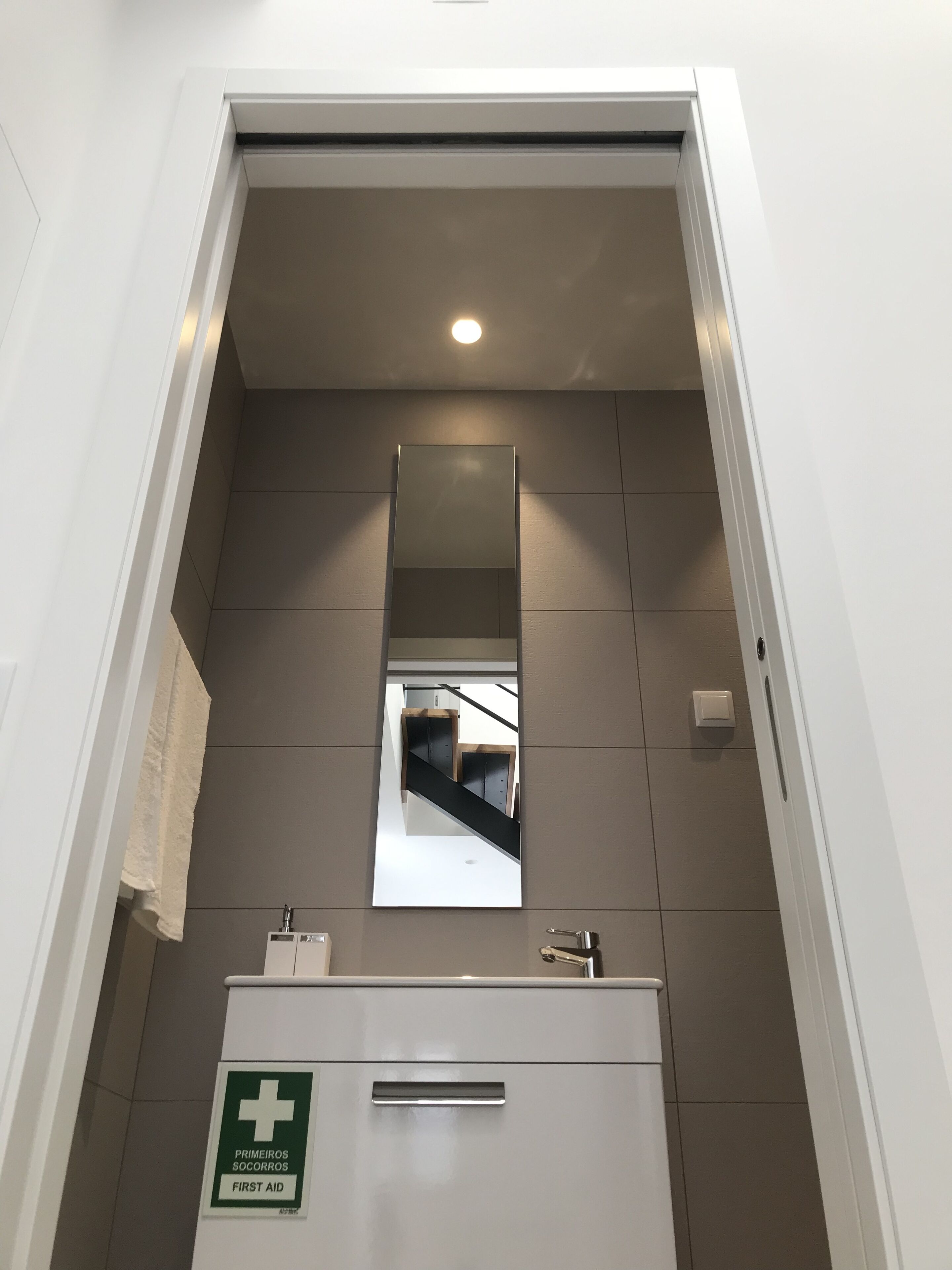 مجففات شعر، مراحيض شطف، مناشف، صابون