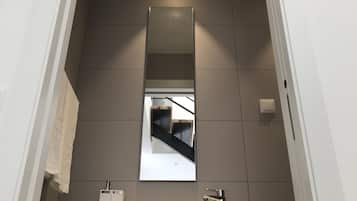 Hårføner, bidé, håndklær og såpe