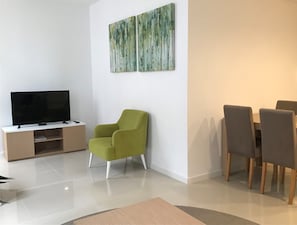 Apartamento, 2 habitaciones (1 Dir) | Sala de estar | Una Smart TV