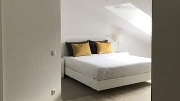 Safe på rommet, skrivebord og skrivebord for bærbar PC