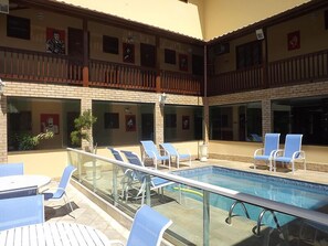 Piscina externa, espreguiçadeiras