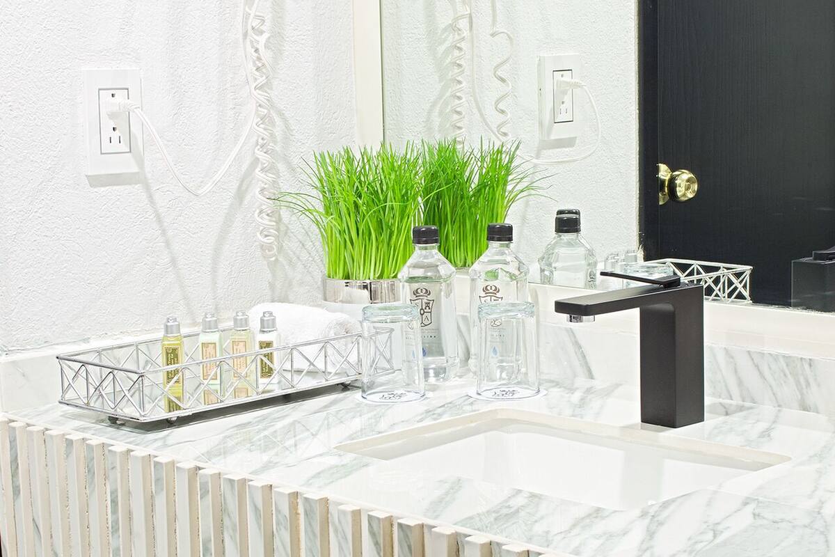 junior room | bathroom | combined shower/bathtub, deep-soaking bathtub, hydromassage showerhead