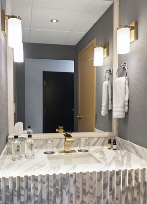 Luxury | Bathroom | Combined shower/bathtub, deep-soaking bathtub, hydromassage showerhead - Hotel Posada San Antonio (Reynosa)