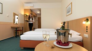 Unclassified image, 3 of 12, button - Double Room - Schwarzwaldhotel Gengenbach (Gengenbach)