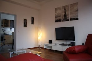 Fernseher, Bücher, Stereoanlage