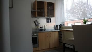 Kühlschrank, Mikrowelle, Ofen, Herdplatte