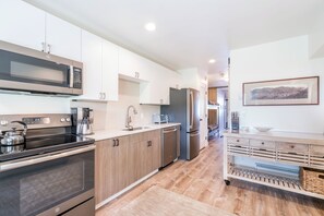 Jääkaappi, mikroaaltouuni, uuni, liesi