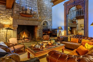 Télévision, cheminée, chaîne hi-fi, espaces bureaux