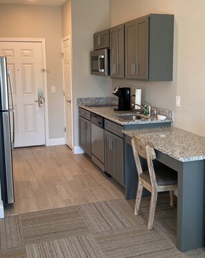 Full-size fridge, microwave, stovetop, dishwasher - River Hotel of Southport (Southport)