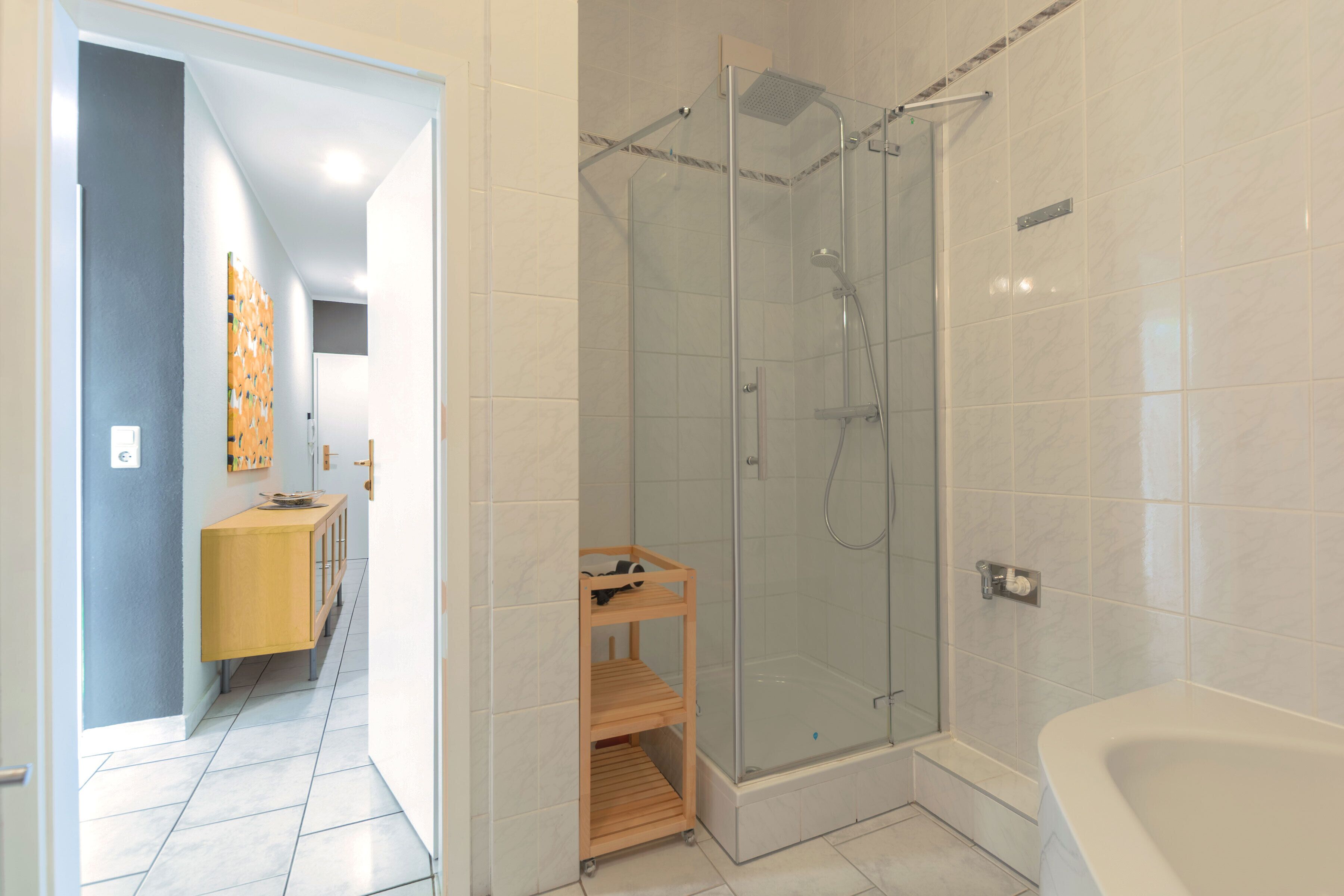 Badewanne, Haartrockner, Handtücher, Toilettenpapier